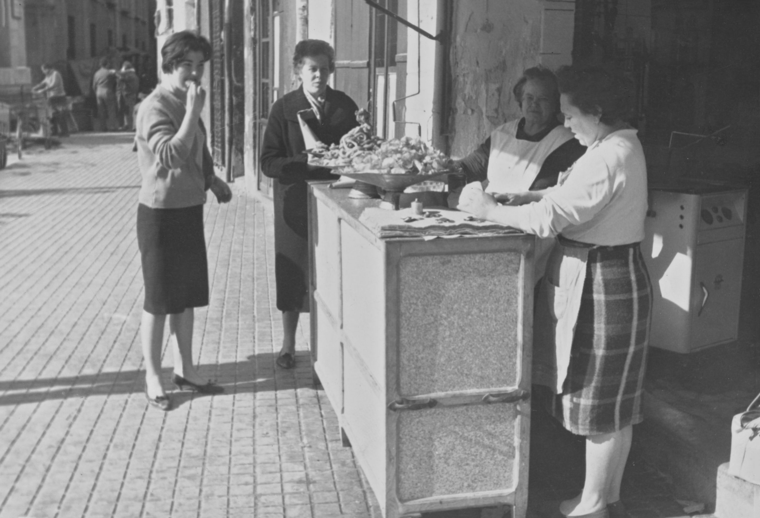 Lee más sobre el artículo Mujeres despachando en la churrería