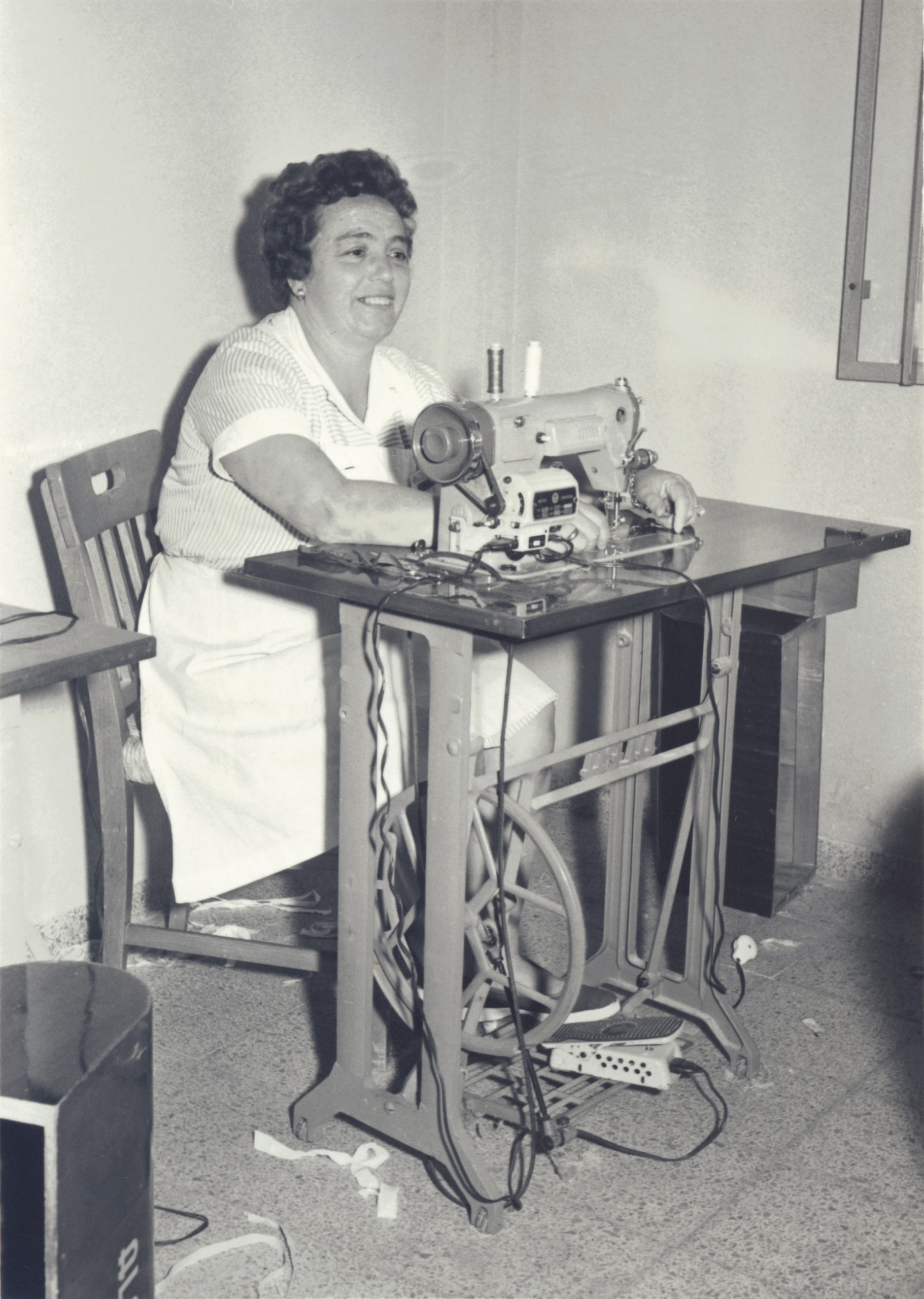 Lee más sobre el artículo Mujer con máquina de coser